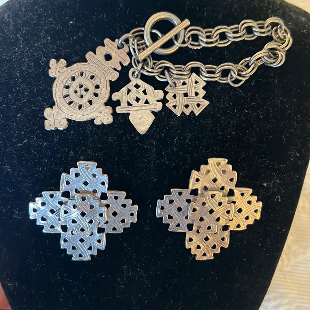 Vintage 80’s Kirks Folly‎ bracelet and clip earring set